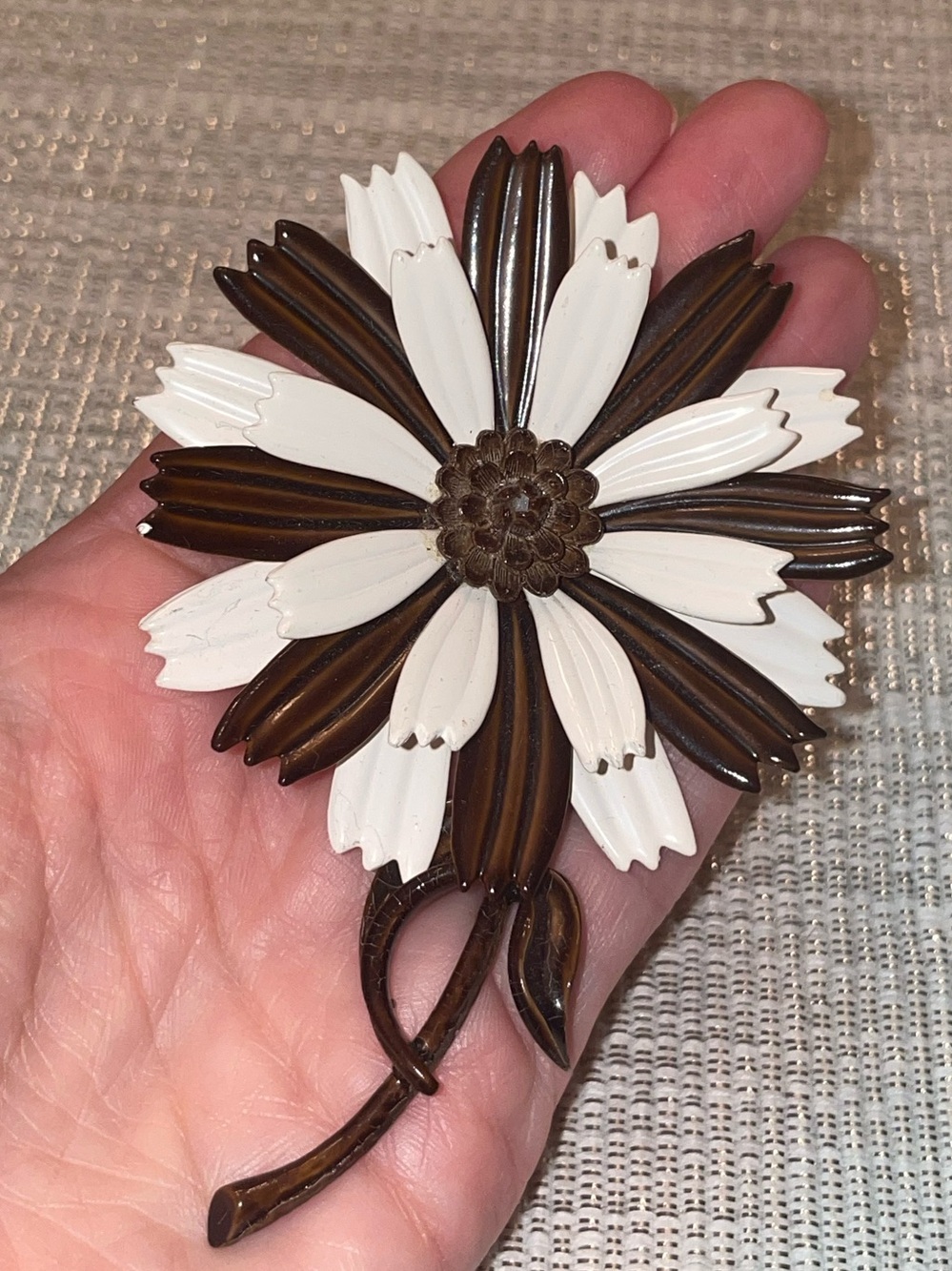 Vintage, 1960s retro hedy Brown and White Floral Daisy Brooch